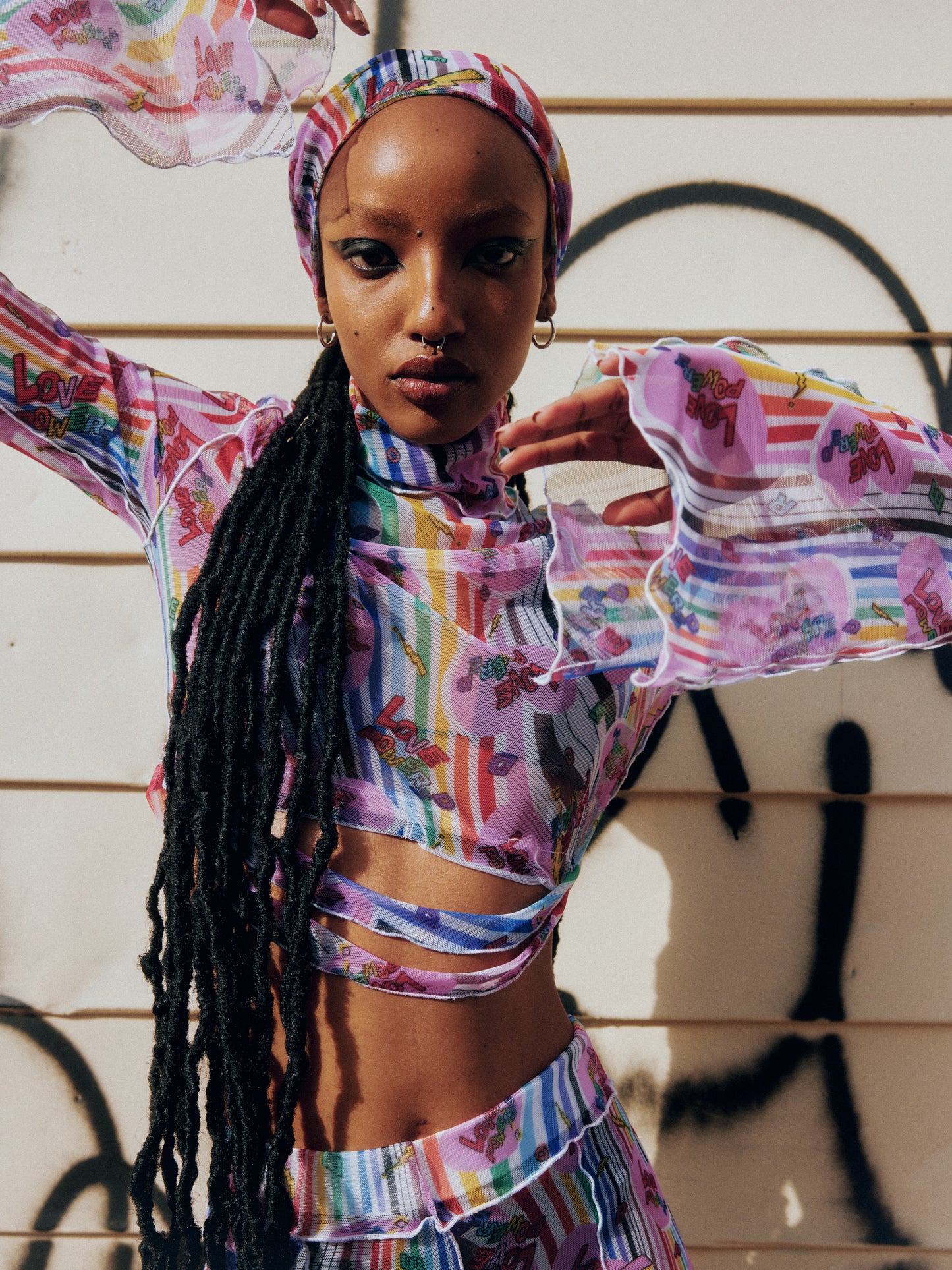 Crop-top en maille arc-en-ciel psychédélique